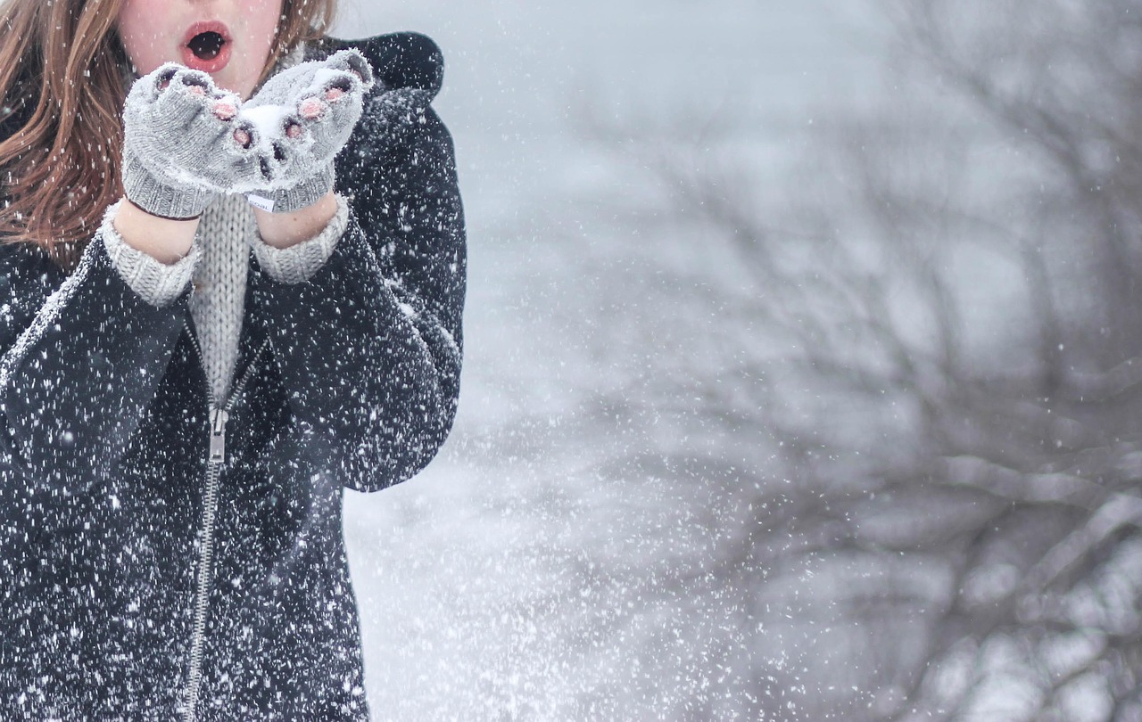 cold, nature, snow, fashion, woman, girl, winter, model, clothes, outdoors, lady, beautiful, pretty, gloves, snowflakes, winter clothing, blow, blue fashion, blue beauty, blue model, blue clothes, blue snow, blue lady