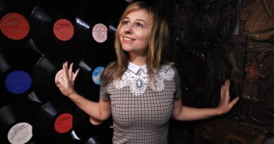 woman, vinyl, retro, vintage, 60s, fashion, style, 1960, dress, music, gramophone records, portrait