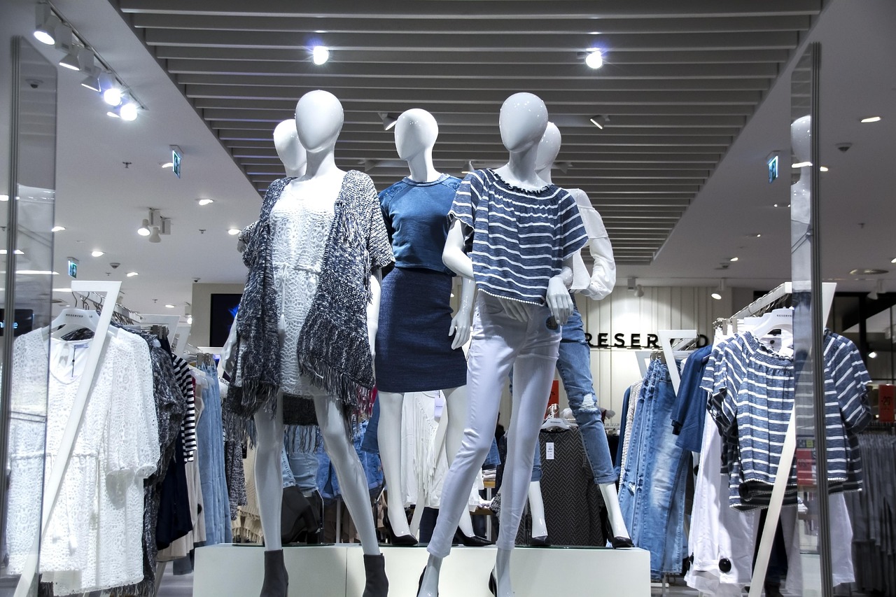 shopping mall, shopwindow, fashionable clothes, female weaknesses, temptation, mannequin, lifestyle, stylish clothes, fashionable brands, shopping