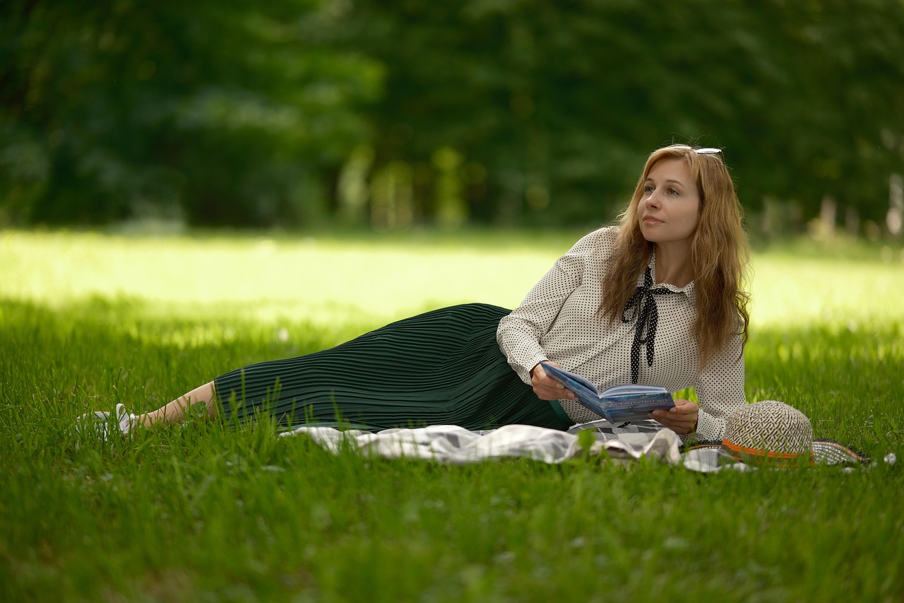 book, meadow, read, glade, the park, woman, fashion, style, classic style, nature, grass, stroll, blouse, skirt, model, pose, portrait, read a book, bibliophile