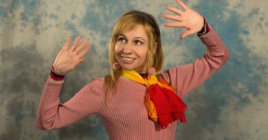 fashion, style, 70s, woman, model, portrait, cheerful, happy, smile, delight, passion, comedy, hands, palm, comedian, gesture, clown, the contractor, gesticulating, theatrical, actor, circus, to imitate, hand, expression, comedy, comedy, comedy, comedy, comedy, comedian