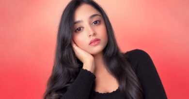 woman, portrait, young, black clothing, girl, soft light, light red background, beauty, pose, facial expression, model, attractive, long hair, friendly, pretty, beautiful, red tones, fashion, hair