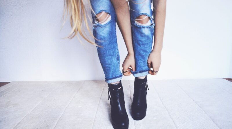 woman, girl, lady, people, fashion, style, jeans, denim, ripped, folded, boots, shoes, blonde, whitewashed, jeans, jeans, jeans, jeans, jeans, boots